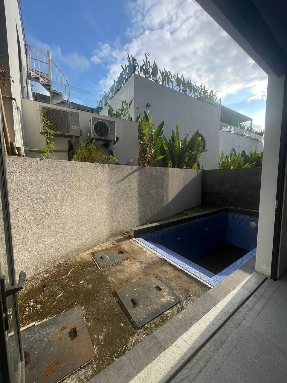 Aquamarine townhouse before renovation photo